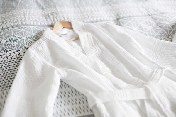 Le guide ultime pour une relaxation totale : les bienfaits d'un peignoir de bain en soie