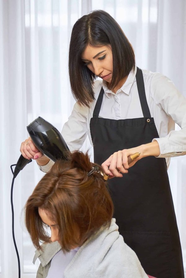La coiffure à domicile idéale pour réussir son brushing sur cheveux courts et mi-longs