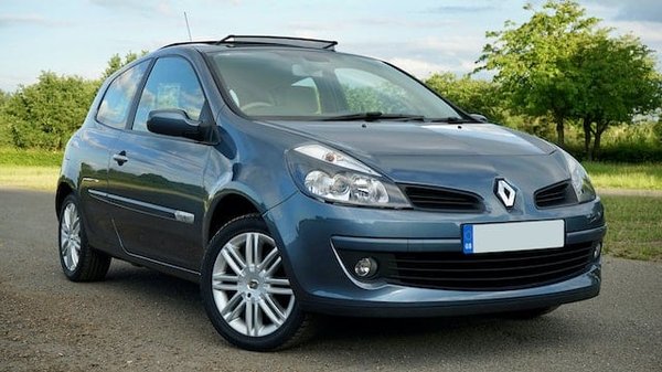 Où se trouve le démarreur sur une voiture Clio ?